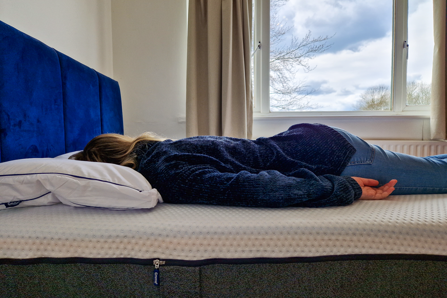 Stomach sleeper on Emma Premium Microfibre pillow